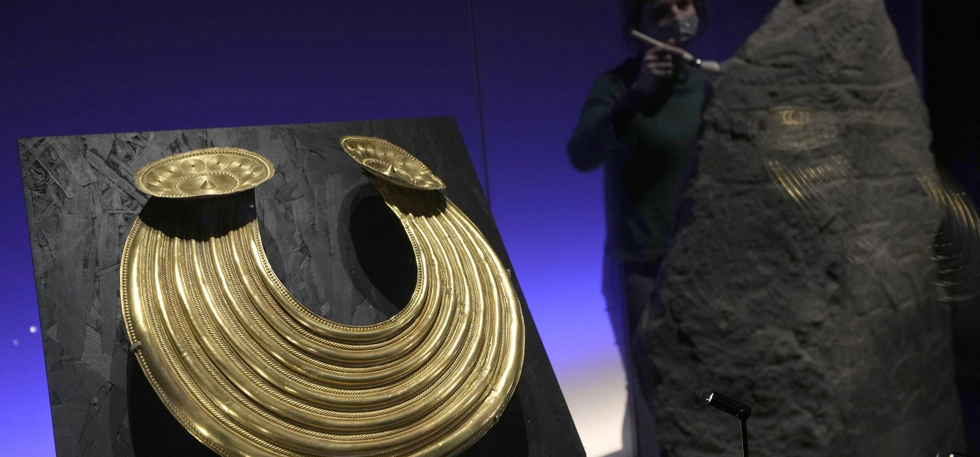 Un collar de oro, encontrado en Gleninsheen, Co Clare, Irlanda, de alrededor de 800-700 a. C., se exhibe en la exposición