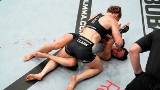 Una peleadora de MMA sufrió un percance con su ropa en plena pelea y promocionó su OnlyFans