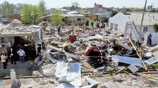 Una muerta, ocho heridos y quince casas destruidas por una explosi&oacute;n