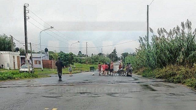 Video: corte de calle de vecinos por la inundación de sus casas