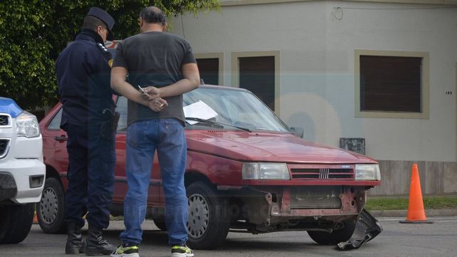 Se accidentó por pasar en rojo