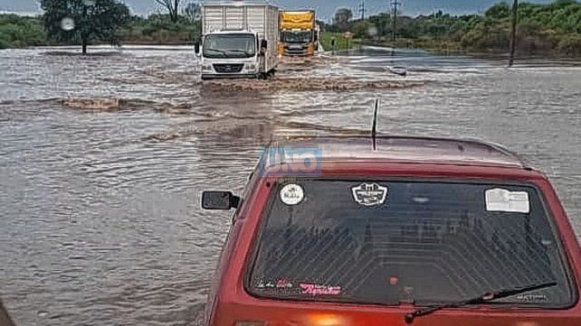 Por la lluvia, se cortó el tránsito en la ruta, en La Picada