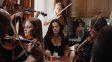 Rosalía desayuna rodeada por violinistas y un coro operístico en el videoclip de Berghain. Rosalía desayuna rodeada por violinistas y un coro operístico en el videoclip de Berghain.