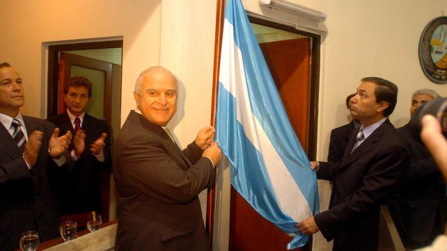 Lifschitz iza la bandera del Concejo en el acto de asunción de su segundo mandato como intendente de Rosario.