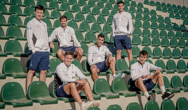 El Mago Coria junto a los tenistas que jugarán este fin de semana.