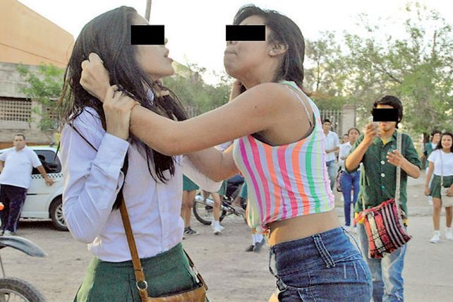 Una feroz pelea entre chicas de una secundaria escandaliza a Santiago