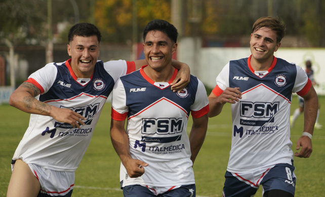 Los jugadores de Central Córdoba festejan el gol de Gonzalo Gómez.