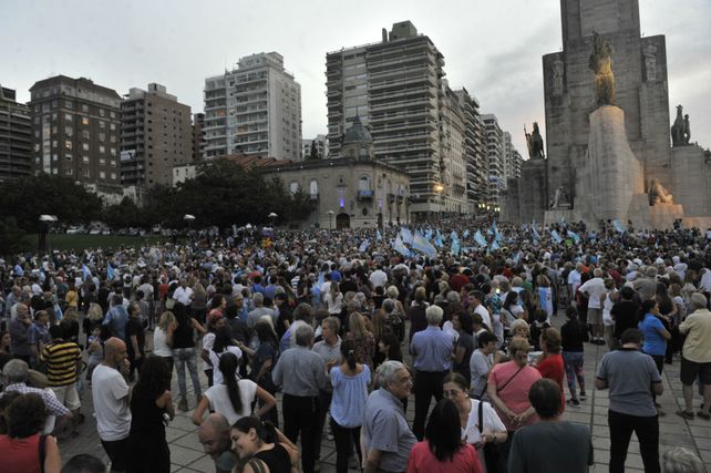 Embanderados. La multitud copó el Monumento para respaldar al gobierno de Cambiemos.