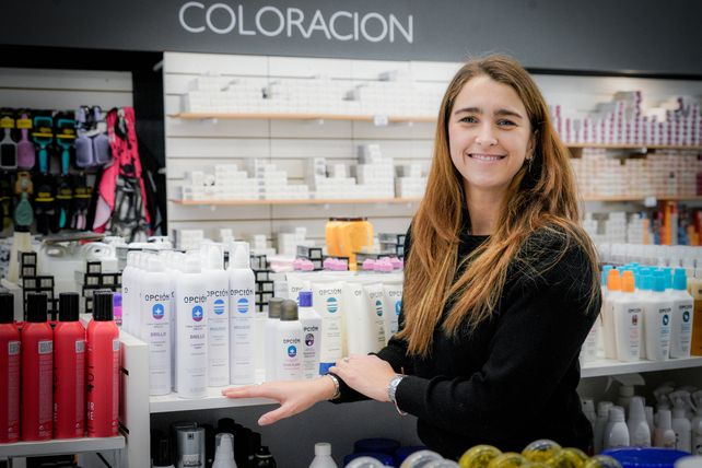 Delfina pertenece a la cuarta generación de esta familia dedicada al rubro profesional de peluquería, perfumería y cosmética.