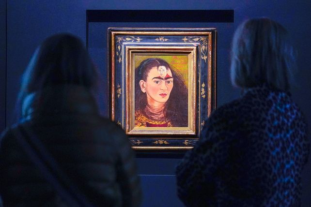 Visitantes de la casa Sothebys en Nueva York aprecian la pintura antes de ser rematada.