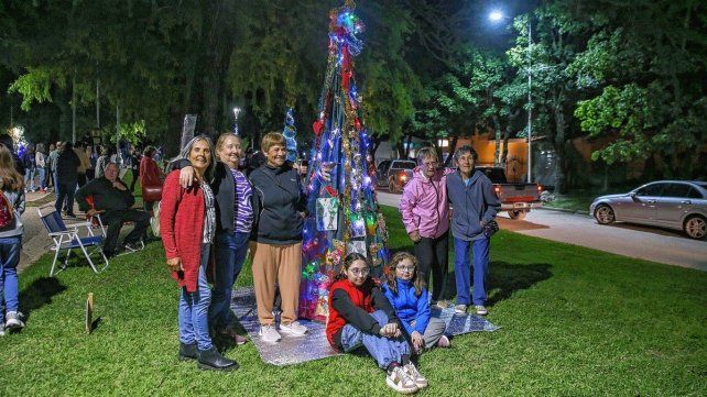 El espíritu navideño embellece las calles en General Ramírez