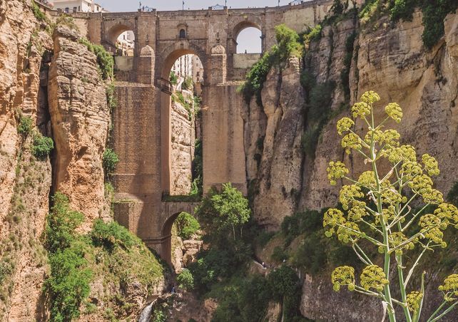 Muchos pueblos fueron asentamientos defensivos musulmanes, con castillos, murallas y trazados urbanos laberínticos.