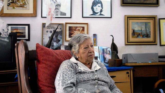 Una vida de lucha. Chicha Mariani junto a las fotos de su hijo y su nuera