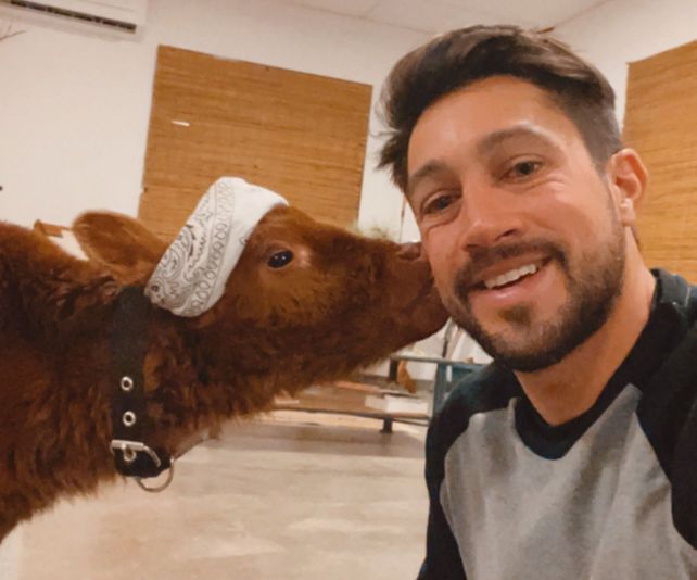 El agroinfluencer Bruno Riboldi y la ternera María