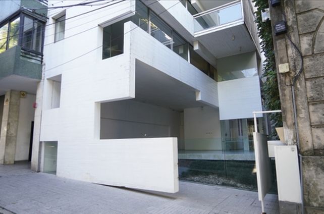 La inmobiliaria funciona hoy en el edificio premiado que hizo el arquitecto Rafael Iglesias sobre calle San Luis al 400.