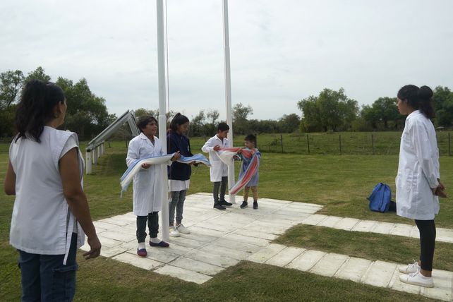 Horas de lancha y mucha vocación: los profesionales que llevan salud al otro lado del río