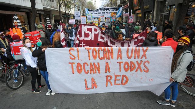 Los precarizados se concentraron hoy en el Paseo del Siglo y marcharon hasta la plaza San Martín. 