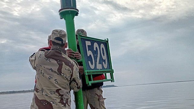 Los pescadores fueron rescatados tras chocar con la boya del kilómetro 529 del río Paraná