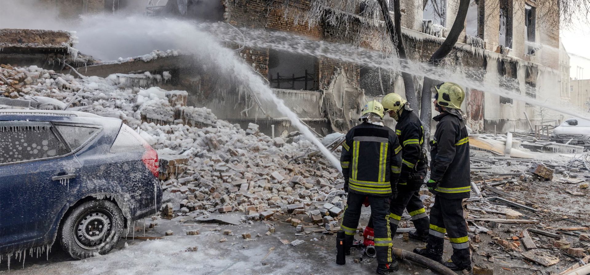 Bomberos trabajan en los restos de un edificio impactado por un dron ruso, Kiev, Ucrania. Fotografía: Thomas Peter/Reuters Bomberos trabajan en los restos de un edificio impactado por un dron ruso, Kiev, Ucrania. Fotografía: Thomas Peter/Reuters