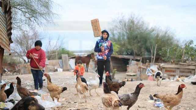 Barrio Antártida Argentina: Al borde de la barranca y cercados por la basura