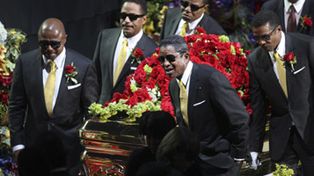 Revelan que el ata&uacute;d de Michael Jackson fue llevado al cementerio de Forest Lawn
