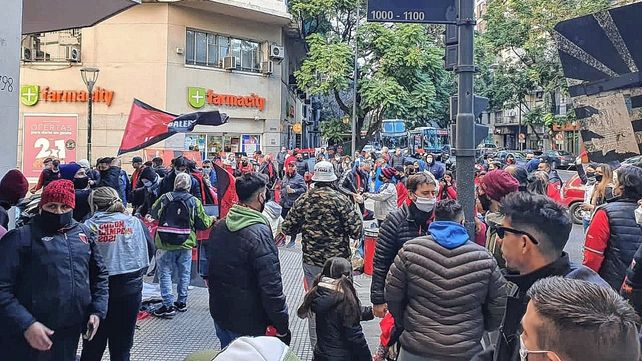 Hinchas en Buenos Aires hicieron un banderazo para Colón
