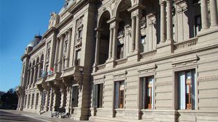 Bonfatti promulgó ley que permite mejorar la jubilación a los cesanteados en la dictadura