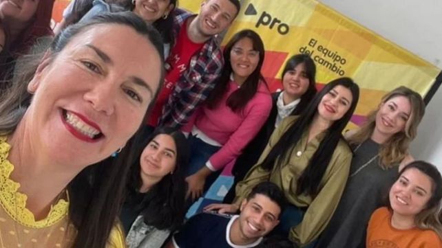 La diputada macrista Karina Bachey posa junto a militantes y colaboradores del PRO