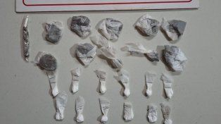 Una pareja llevaba droga escondida por la ruta y los delató el seguro del auto