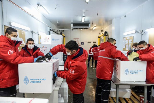 El gobierno inició la distribución de las vacunas que llegaron el lunes