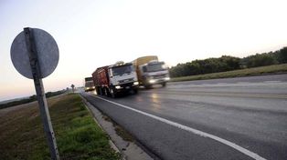 Tres autos, un camión y un ómnibus involucrados en un choque en la ruta a Victoria