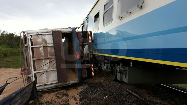 El acoplado de un camión fue embestido por un tren de pasajeros y no hubo heridos