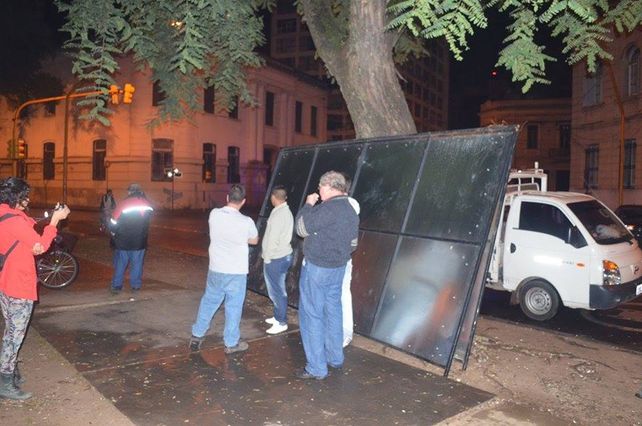 El intento por parte de las empresas concesionarias de las obras para cerrar el Parque Alberdi/ facebook Asamblea de la Público