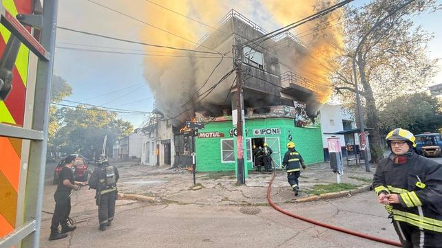 Un local de motos de la zona sur fue consumido por un gran incendio