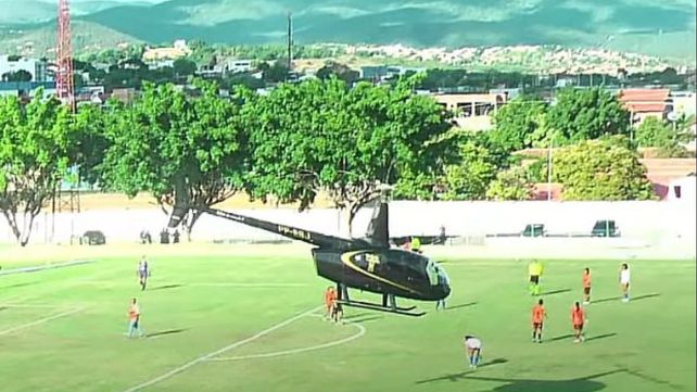 El helicóptero aterrizó en la cancha mientras se jugaba un partido de fútbol femenino.
