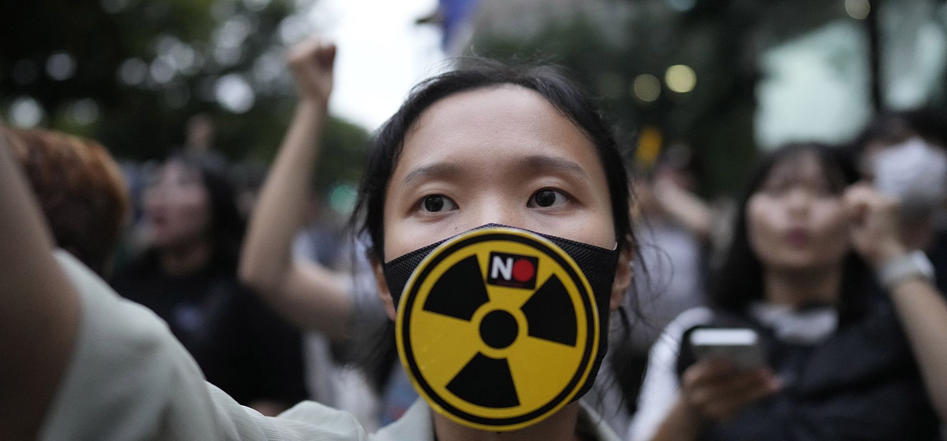 Un miembro de un grupo cívico ambientalista grita un eslogan durante una manifestación para exigir el retiro de la decisión del gobierno japonés de liberar en el mar agua radiactiva tratada procedente de la dañada central nuclear de Fukushima, en Seúl, Corea del Sur, el martes 22 de agosto de 2023. (Foto AP/Lee Jin-man) Un miembro de un grupo cívico ambientalista grita un eslogan durante una manifestación para exigir el retiro de la decisión del gobierno japonés de liberar en el mar agua radiactiva tratada procedente de la dañada central nuclear de Fukushima, en Seúl, Corea del Sur, el martes 22 de agosto de 2023. (Foto AP/Lee Jin-man)