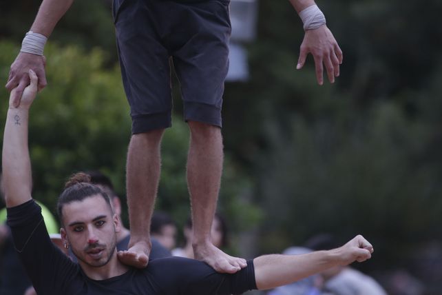 Acro duo en la plaza. 