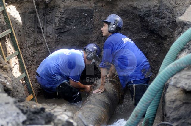 Hubo cortes de luz y desvíos en el tránsito por un caño roto en el microcentro