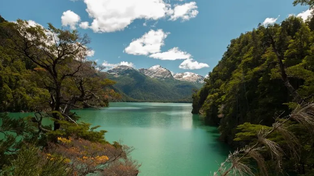 Lago Los Alerces. La ley de tierras impedía que personas extranjeras compren más de mil hectáreas en lugares costeros a grandes cuerpos de agua, como lagos y lagunas.&nbsp;