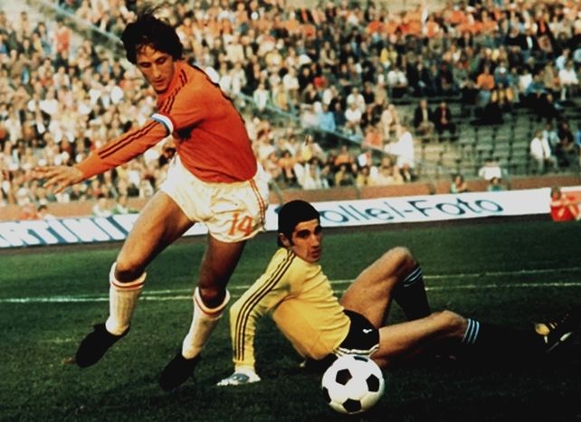Carnevali queda en el piso y Cruyff intenta marcar el primero en la derrota por 4 a 0