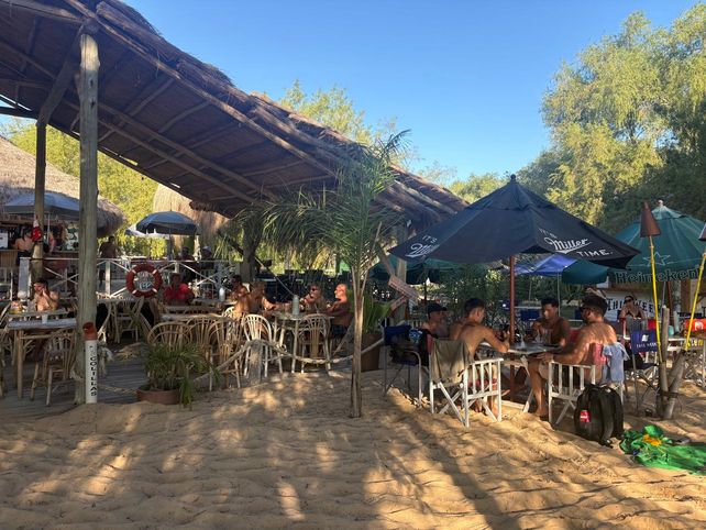 El bar de Maui tiene capacidad para 150 cubiertos ya que ampliaron el espacio y sumaron un nuevo quincho.