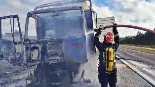 Un camión que transportaba aserrín se incendió en la ruta 14