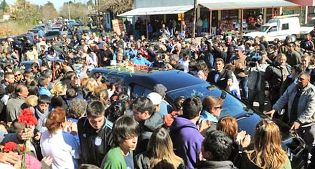Con angustia y recriminaciones despidieron los restos de Candela