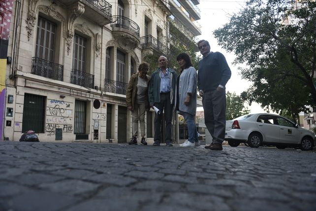 En el lugar. Los referentes de la zona no quieren que el empedrado se reemplace por carpeta asfáltica.