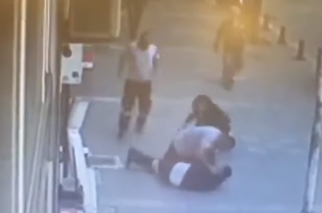 El video del momento en que un hombre defiende a una mujer que era golpeada en plena calle