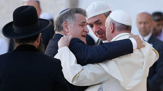 Jerusalén 2014. Francisco abraza a Abraham Skorka y a Omar Abboud.