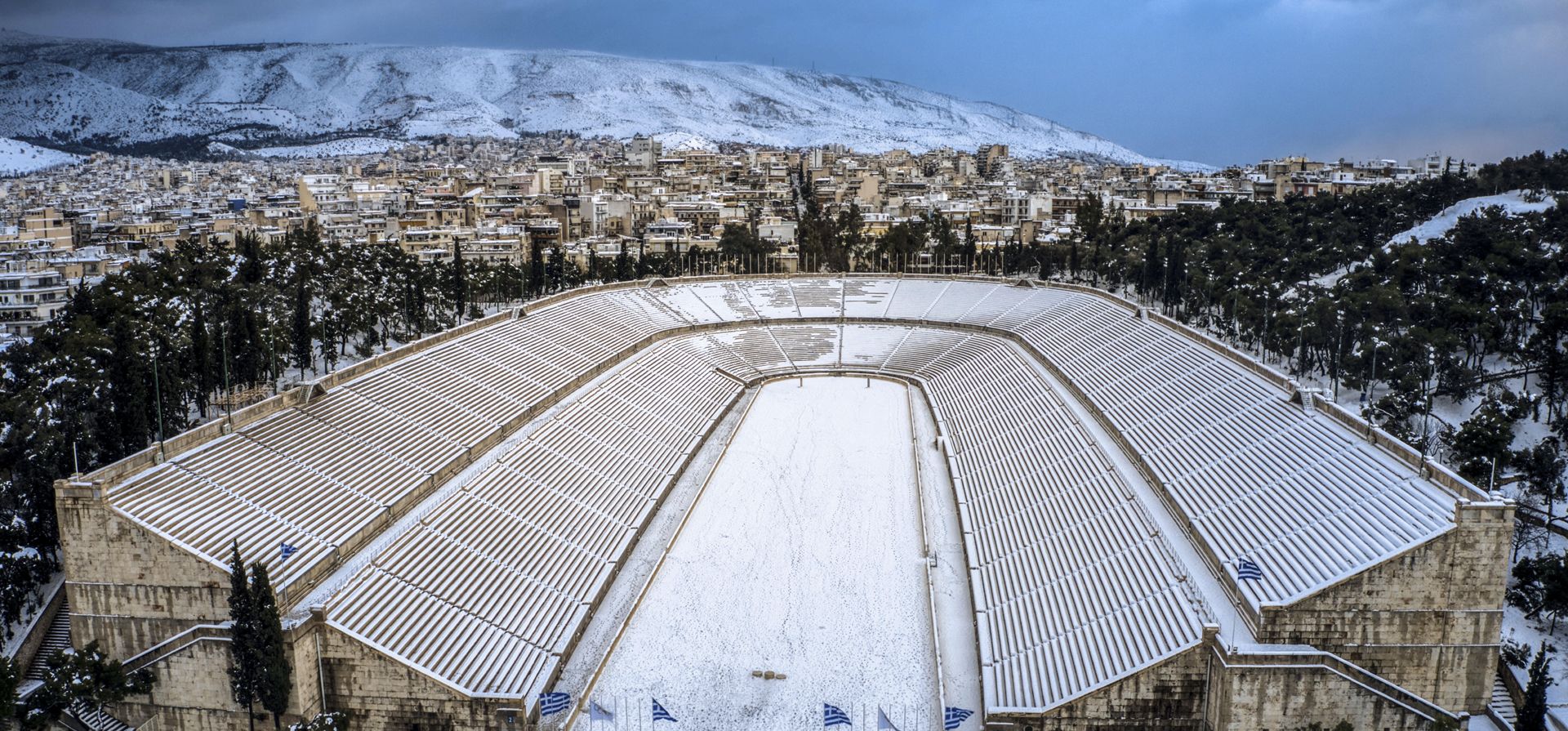 El Estadio Panatenaico, donde se celebraron los primeros Juegos Olímpicos modernos en 1896, fue cubierto de nieve, después de una fuerte nevada, en Atenas, el martes 25 de enero de 2022. Una tormenta de nieve de rara gravedad interrumpió el tráfico aéreo y por carretera el lunes en la capital griega.