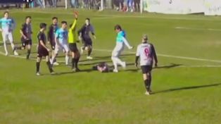 El jugador de Los Andes, Franco Cardinale, golpea de una patasa a un rival en el piso.