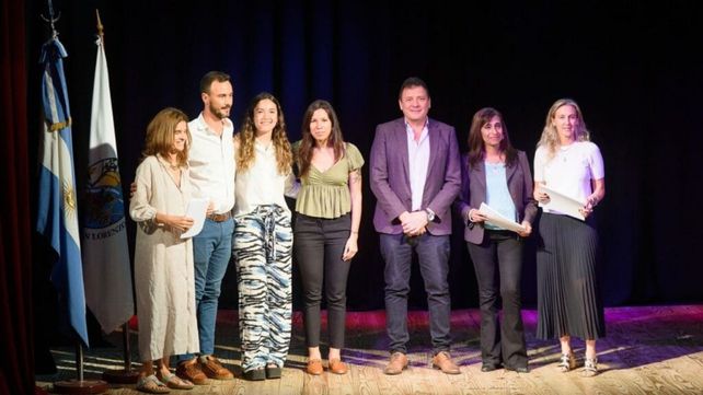 El intendente Raimundo y autoridades en la entrega de certificados.&nbsp;