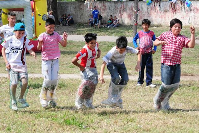 Carrera de embolsados en el festejo del barrio Fonavi Acería de la ciudad de Santa Fe.